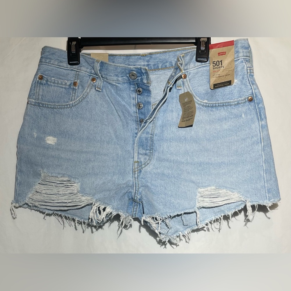 NWT Levi’s - 501 button fly distressed jean shorts. Size 33.